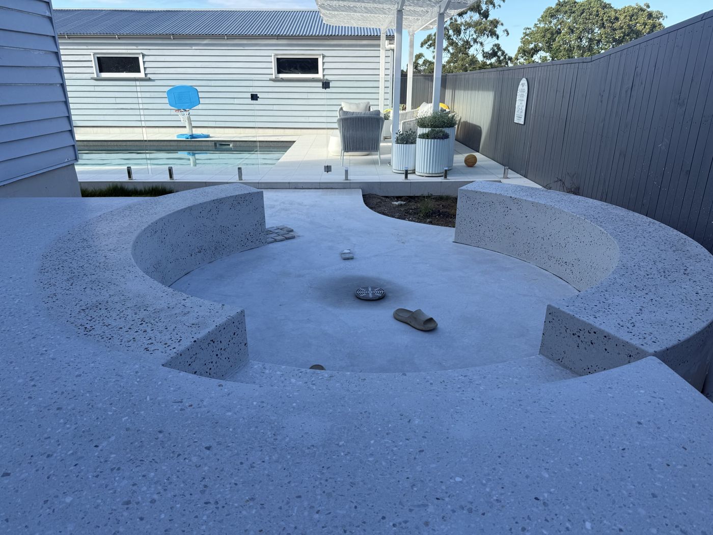 Full exposure pool surround