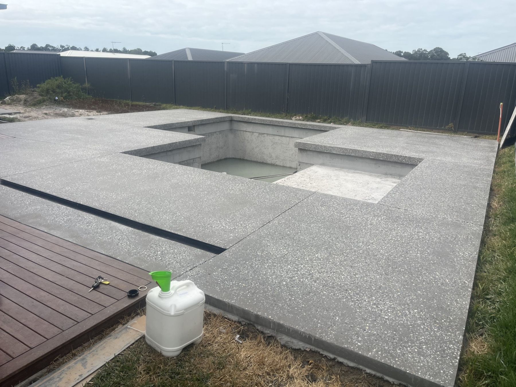 Geometric pool surround